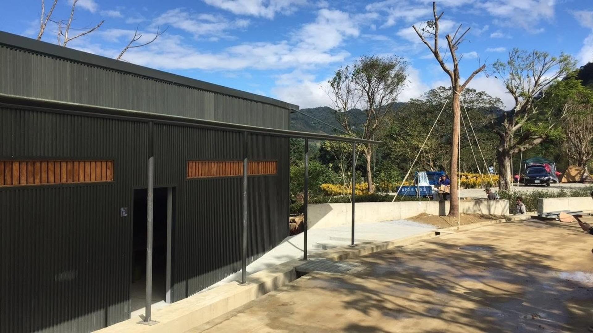 Dark metal pavilion beside the outdoor court