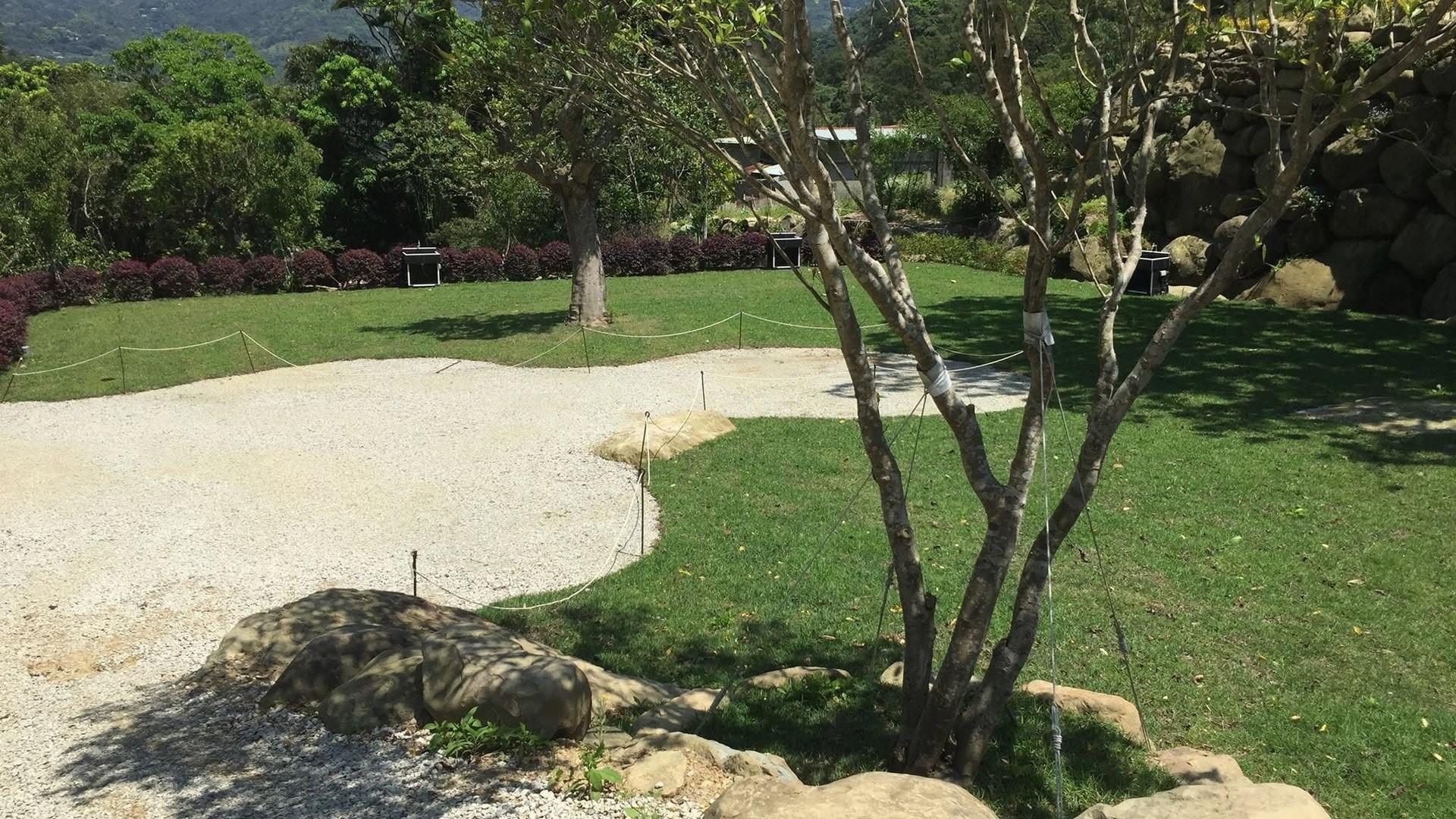 Landscape field and stone retaining edge